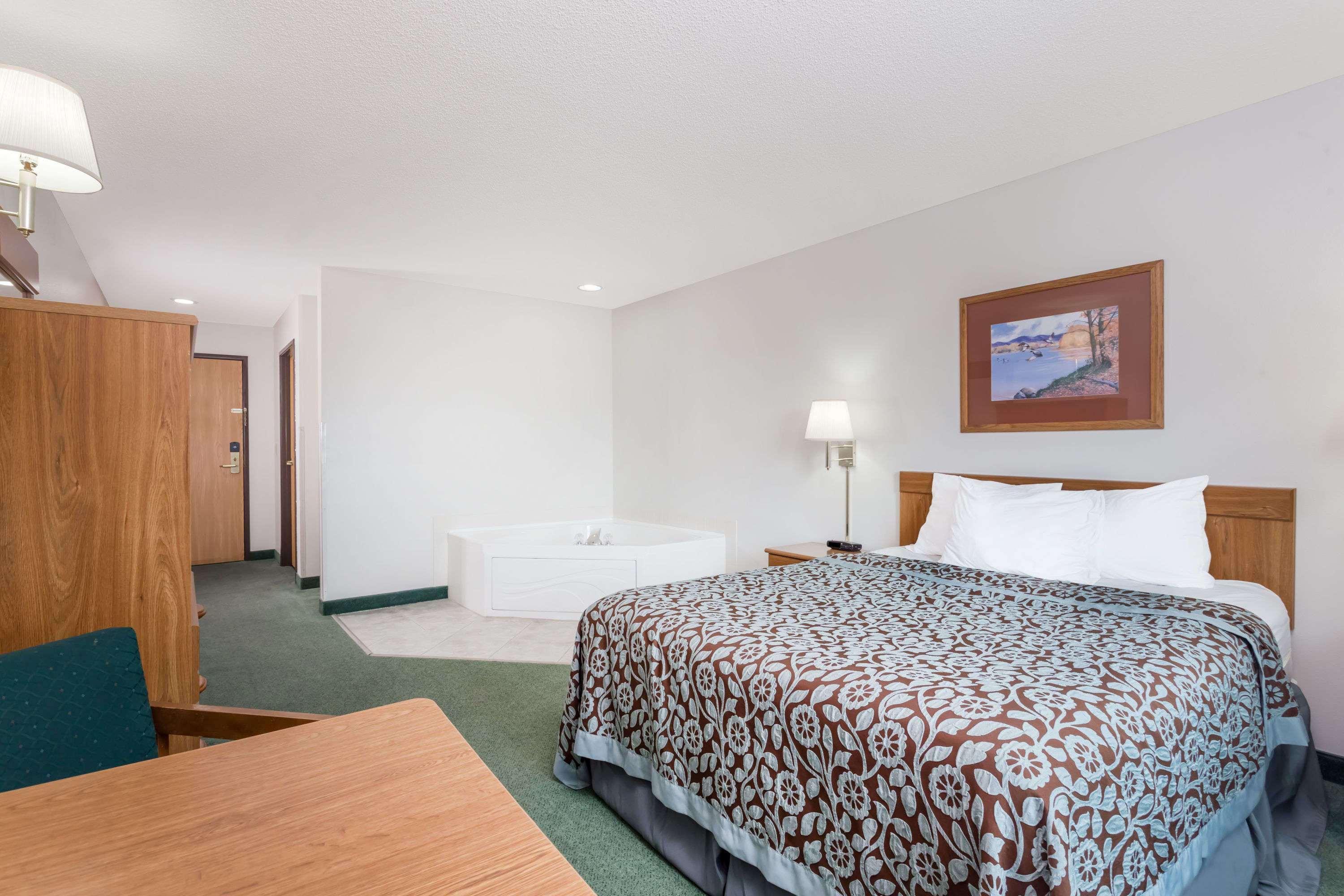 Days Inn By Wyndham Manchester Εξωτερικό φωτογραφία