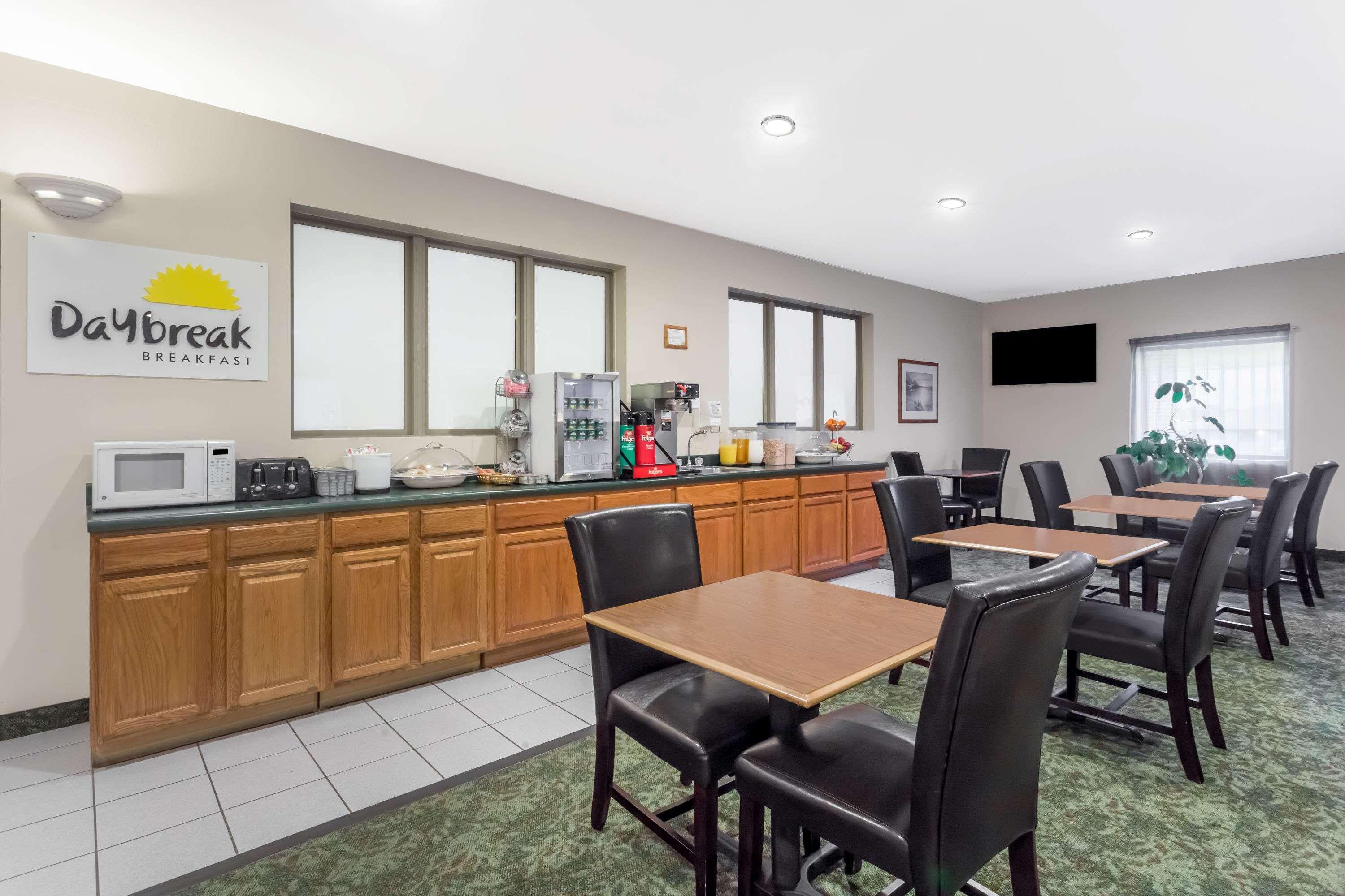 Days Inn By Wyndham Manchester Εξωτερικό φωτογραφία